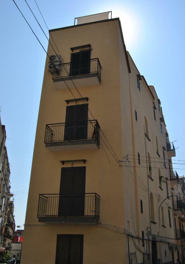 Vico Longo 25 - Ensuit Flat In The Heart Of Napels Buitenkant foto
